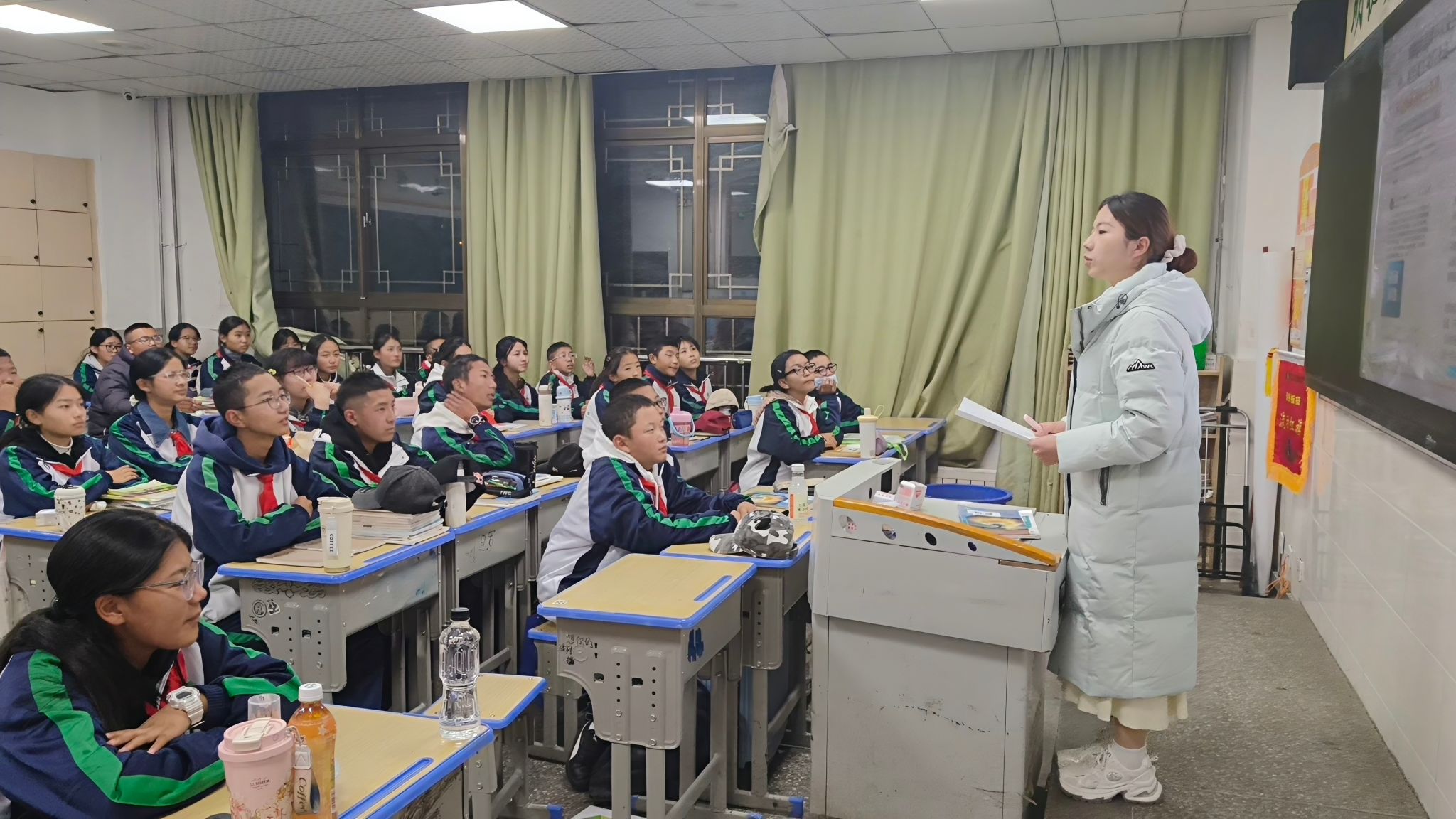 讲台虽小，能载山河